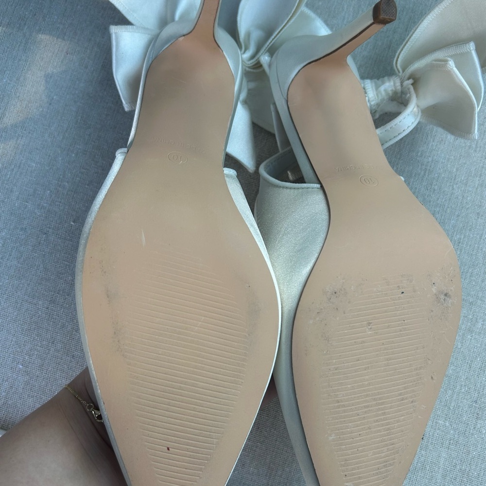 Elegant White Pointed-Toe Bow Flats - Picture 11 of 12